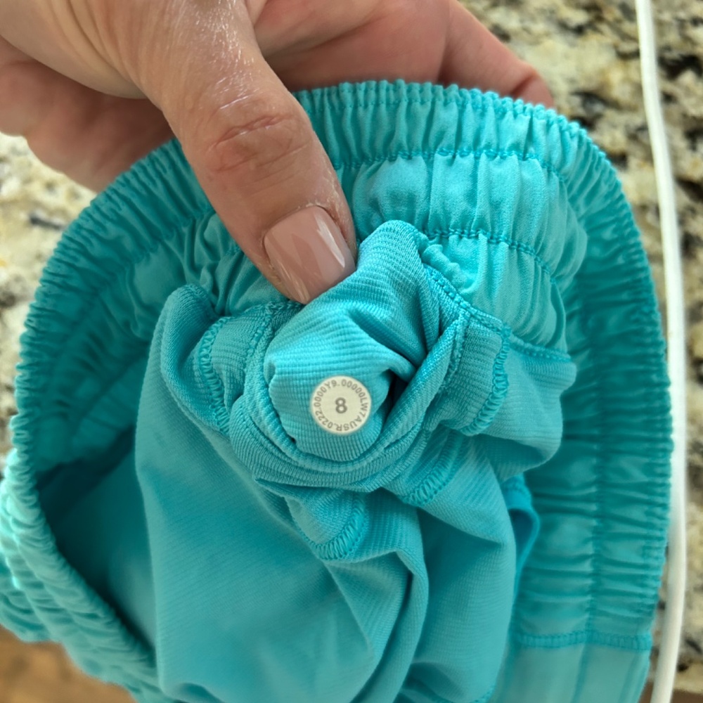 Lululemon Hotty Hot Low-Rise Lined Short 2.5" Electric Turquoise, Size 8 - Picture 3 of 7